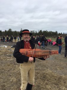 Riksspelman Leif Alpsjö med nyckelharpa.  Foto: Clara Åkesson.